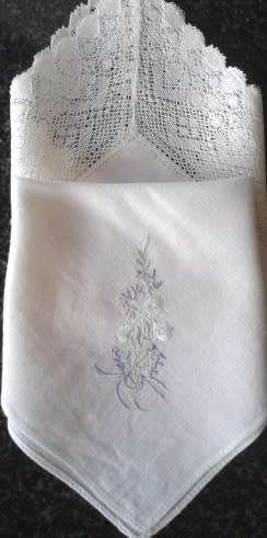 Two vintage cotton hankies one lace, one embroidered