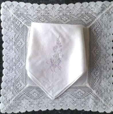 Two vintage cotton hankies one lace, one embroidered