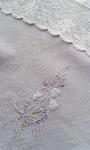 Two vintage cotton hankies one lace, one embroidered