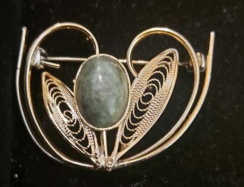 FLOWER SHAPED GOLD BROOCH WITH GREEN STONE