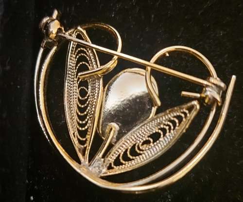 FLOWER SHAPED GOLD BROOCH WITH GREEN STONE
