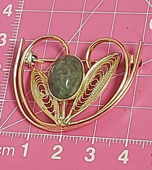 FLOWER SHAPED GOLD BROOCH WITH GREEN STONE