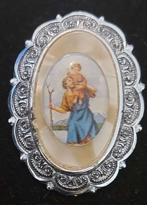 VINTAGE BROOCH WITH PICTURE