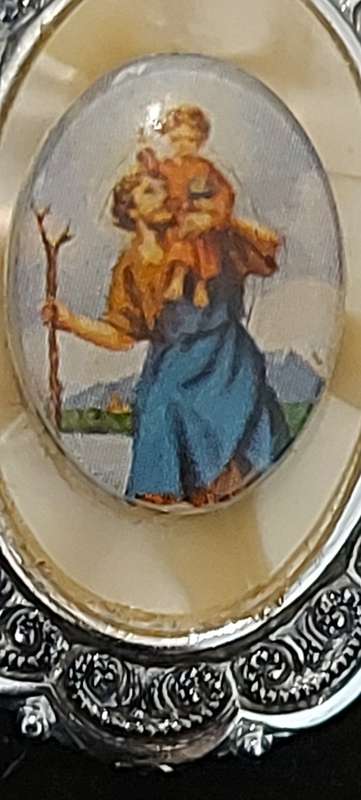 VINTAGE BROOCH WITH PICTURE