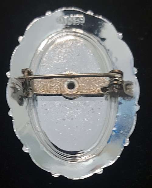 VINTAGE BROOCH WITH PICTURE