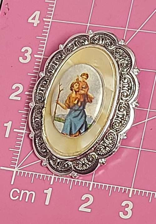 VINTAGE BROOCH WITH PICTURE