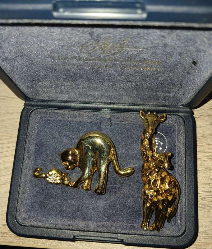 2 X ANIMAL BROOCHES