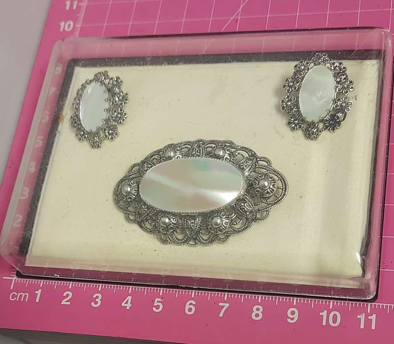 1 X PEARL CLIP-ON EAR RING AND BROOCH SET PLUS ADDITIONAL BROOCH
