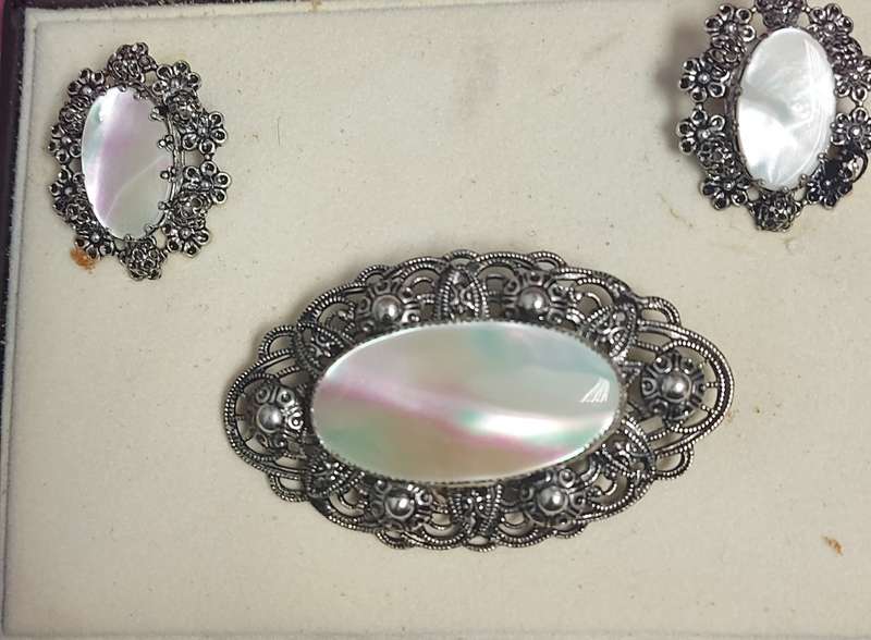 1 X PEARL CLIP-ON EAR RING AND BROOCH SET PLUS ADDITIONAL BROOCH