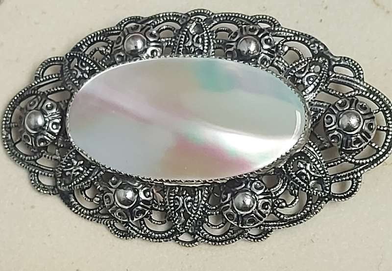 1 X PEARL CLIP-ON EAR RING AND BROOCH SET PLUS ADDITIONAL BROOCH