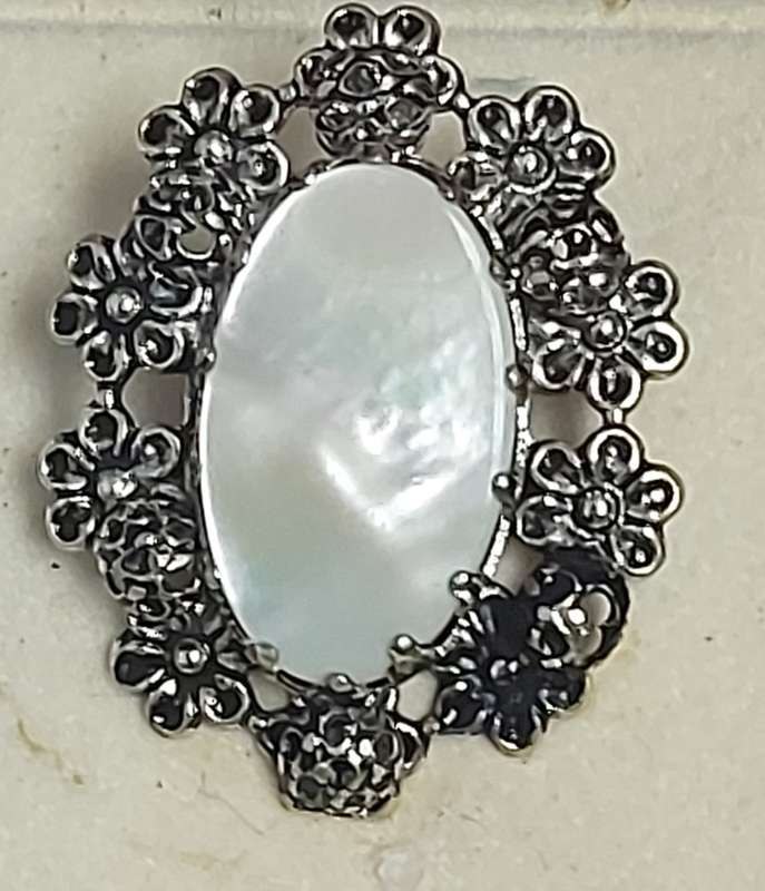 1 X PEARL CLIP-ON EAR RING AND BROOCH SET PLUS ADDITIONAL BROOCH