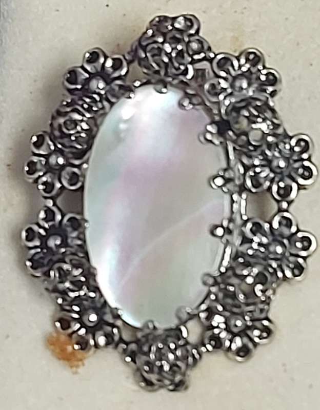 1 X PEARL CLIP-ON EAR RING AND BROOCH SET PLUS ADDITIONAL BROOCH