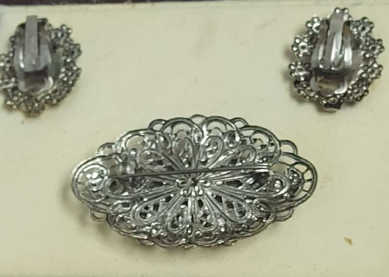 1 X PEARL CLIP-ON EAR RING AND BROOCH SET PLUS ADDITIONAL BROOCH