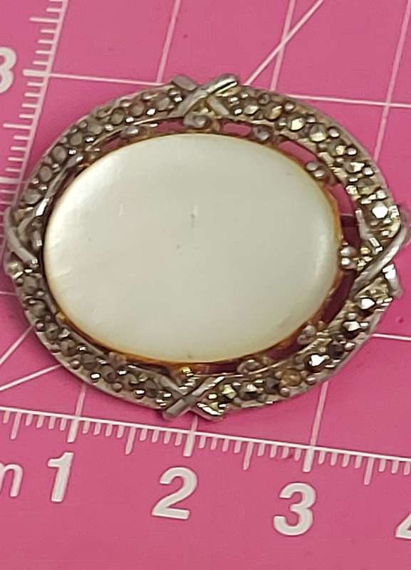 1 X PEARL CLIP-ON EAR RING AND BROOCH SET PLUS ADDITIONAL BROOCH