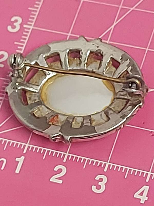 1 X PEARL CLIP-ON EAR RING AND BROOCH SET PLUS ADDITIONAL BROOCH