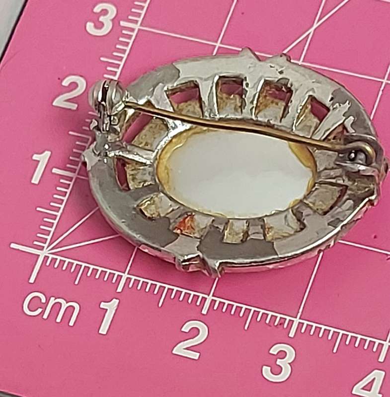 1 X PEARL CLIP-ON EAR RING AND BROOCH SET PLUS ADDITIONAL BROOCH