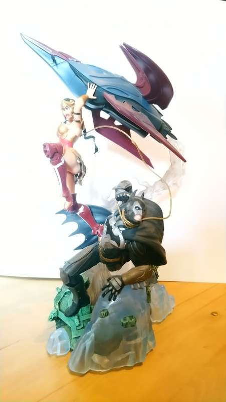 Batman VS. Wonder Woman DC comics Statue figure limited edition