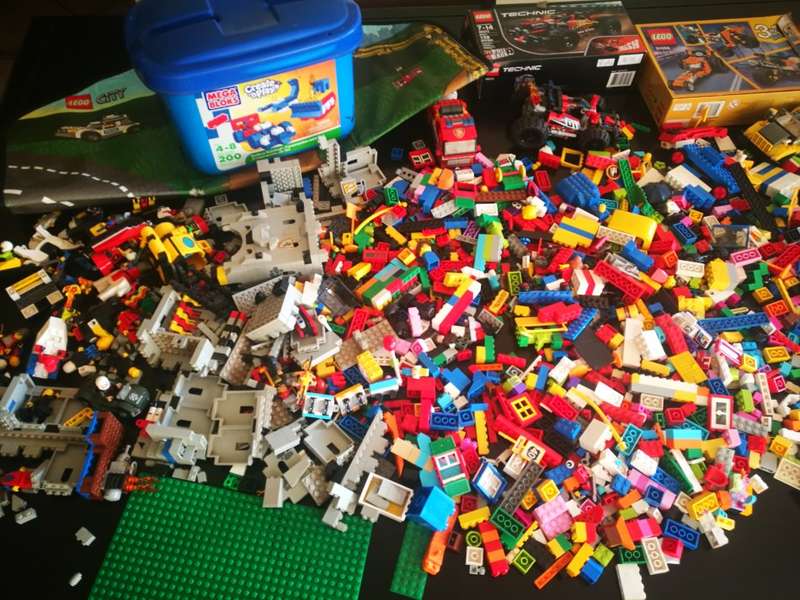 MASSIVE collection of thousands of pieces of GENUINE LEGO blocks