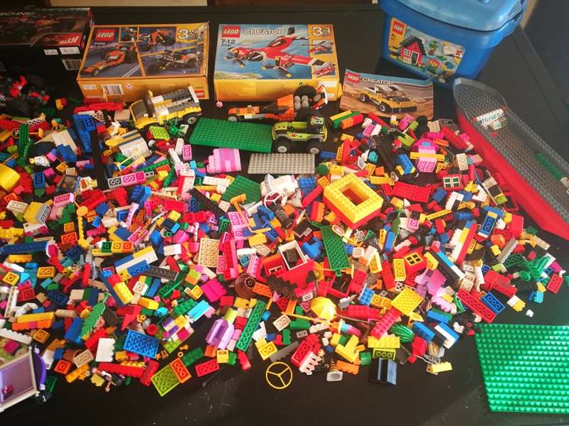 MASSIVE collection of thousands of pieces of GENUINE LEGO blocks