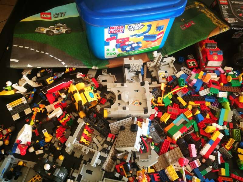 MASSIVE collection of thousands of pieces of GENUINE LEGO blocks