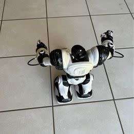 WOWWEE ROBOSAPIEN HUMANOID ROBOT 35 cm tall WHITE AND BLACK. REMOTE CONTROL.