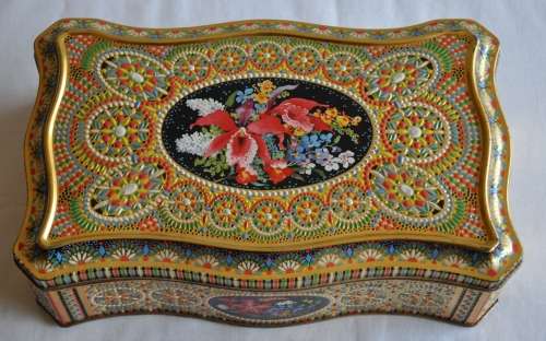 Vintage chocolate tin made in Holland