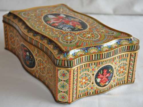 Vintage chocolate tin made in Holland