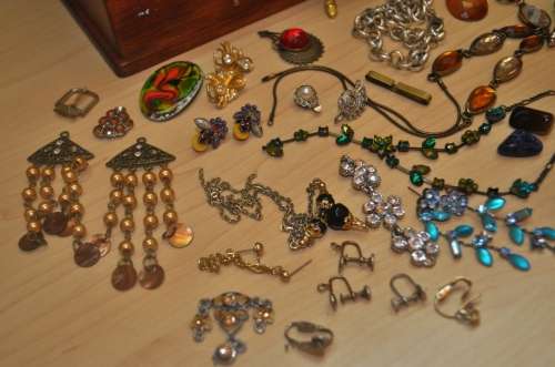 Crafters lot - Vintage jewellery crafters lot