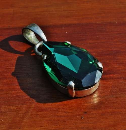 Vintage Bohemian Claw set Faceted Glass Crystal Emerald Teardrop Pendant in silver plated mount