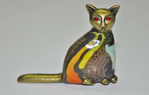 Antique Brass Tone Cat Brooch with Red rhinesTone Eyes signed Honey