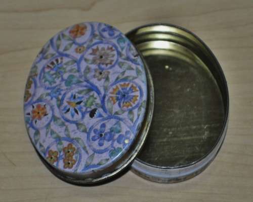 Collectible Ian Logan`s Fine English Collection Pure Vegetable Soap Small Oval Tin c1990