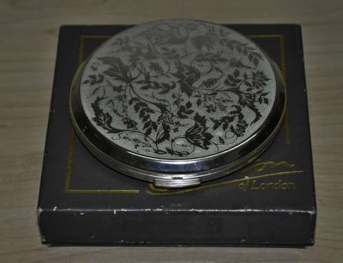 Vintage Silver plated Stratton Powder Compact Made in London c1970 - New, unused, in ordiginal box
