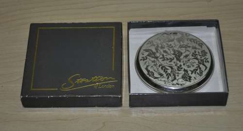 Vintage Silver plated Stratton Powder Compact Made in London c1970 - New, unused, in ordiginal box