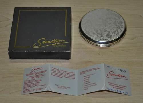 Vintage Silver plated Stratton Powder Compact Made in London c1970 - New, unused, in ordiginal box