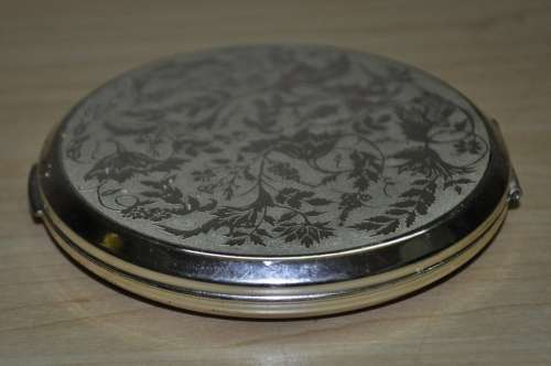 Vintage Silver plated Stratton Powder Compact Made in London c1970 - New, unused, in ordiginal box