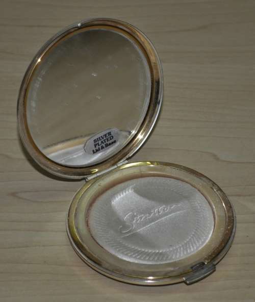 Vintage Silver plated Stratton Powder Compact Made in London c1970 - New, unused, in ordiginal box