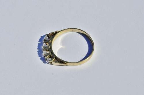 Vintage 9ct Yellow Gold Ring Set with a Row of Four Round Cut Diamonds marked 375