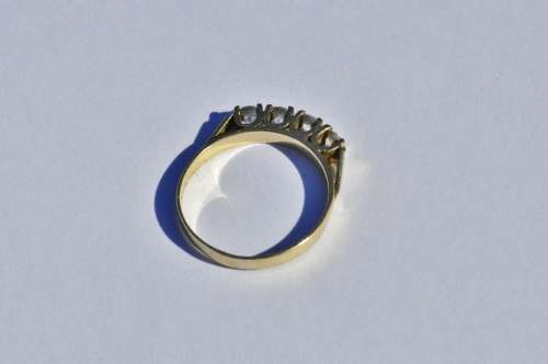 Vintage 9ct Yellow Gold Ring Set with a Row of Four Round Cut Diamonds marked 375