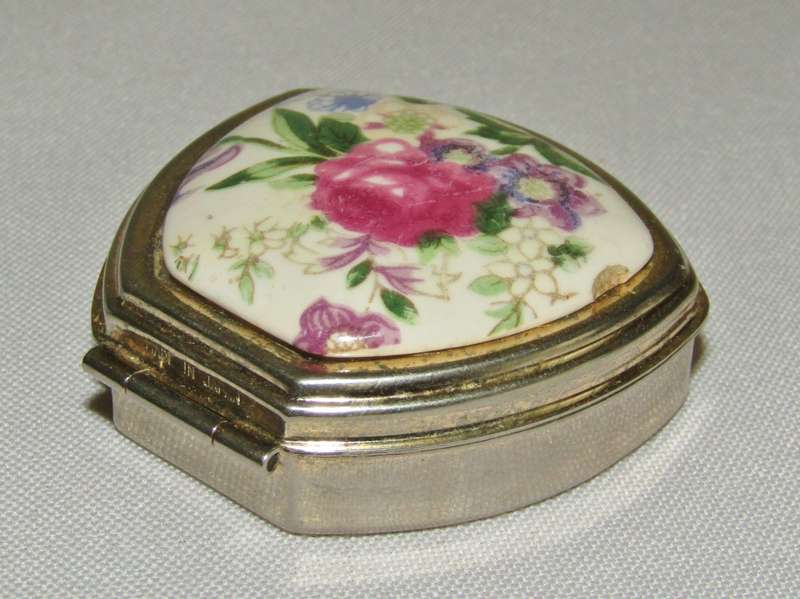 Vintage gilt metal pill box with bouquet decoration on ceramic - Made in Japan