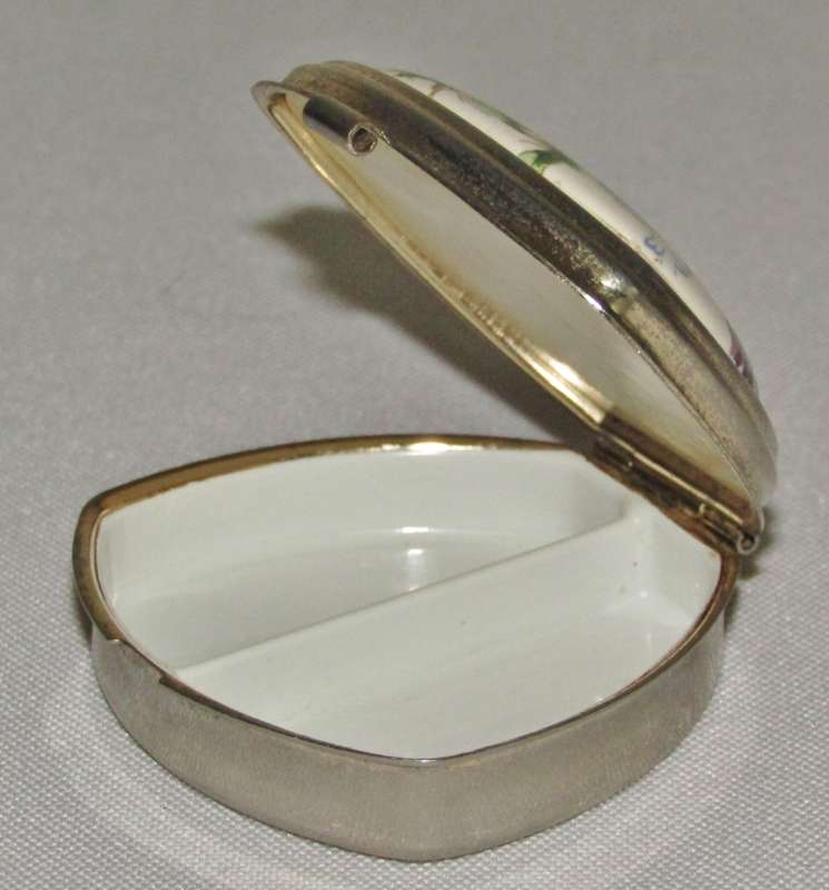 Vintage gilt metal pill box with bouquet decoration on ceramic - Made in Japan