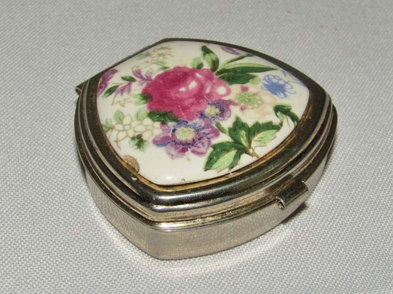 Vintage gilt metal pill box with bouquet decoration on ceramic - Made in Japan