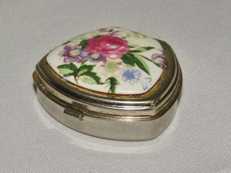 Vintage gilt metal pill box with bouquet decoration on ceramic - Made in Japan