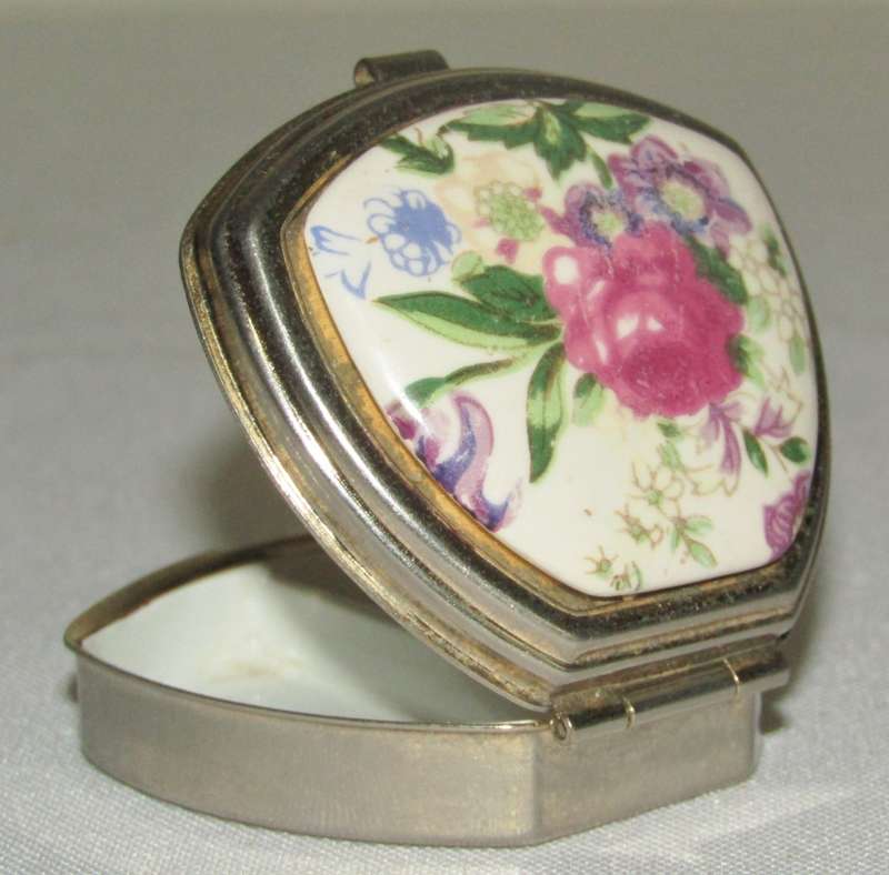 Vintage gilt metal pill box with bouquet decoration on ceramic - Made in Japan