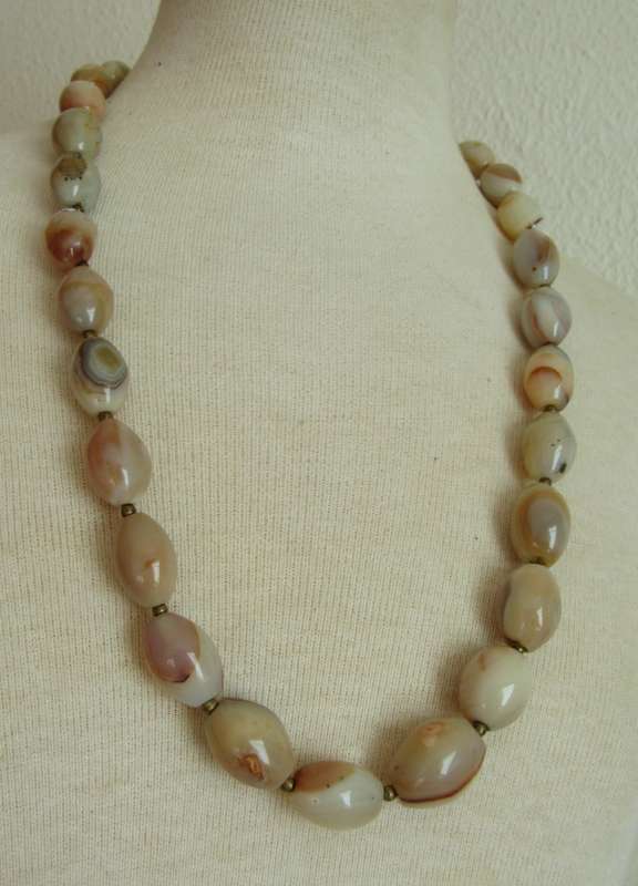 Vintage graduating, polished agate and brass beads necklace