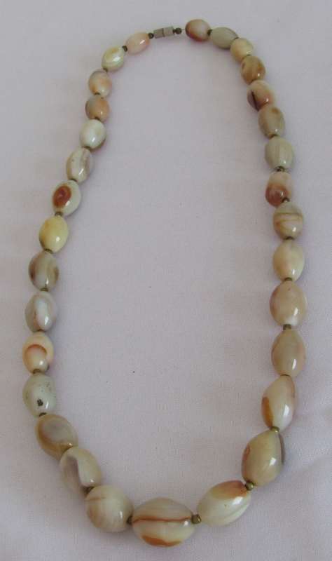 Vintage graduating, polished agate and brass beads necklace