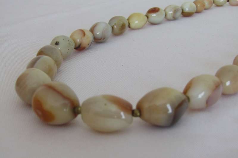 Vintage graduating, polished agate and brass beads necklace