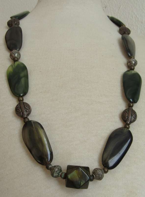 Vintage chunky green and brass tone beaded necklace