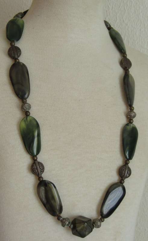 Vintage chunky green and brass tone beaded necklace