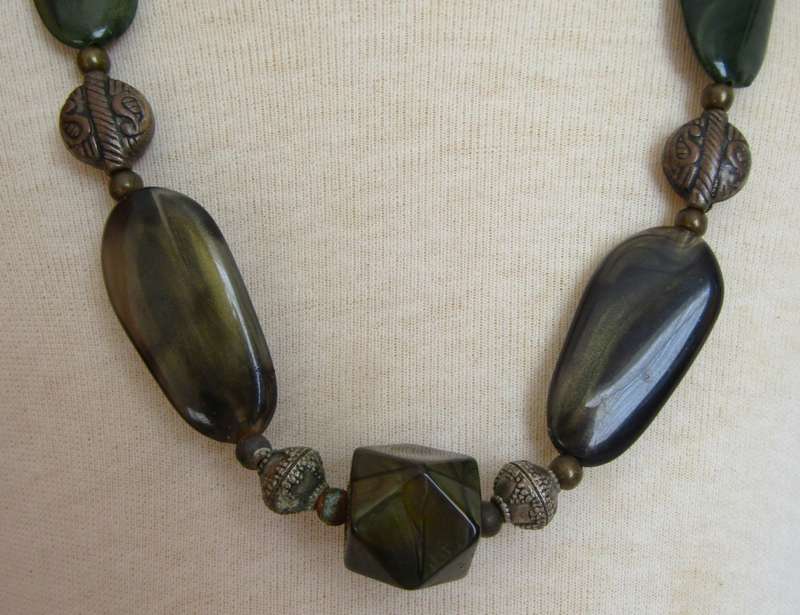 Vintage chunky green and brass tone beaded necklace