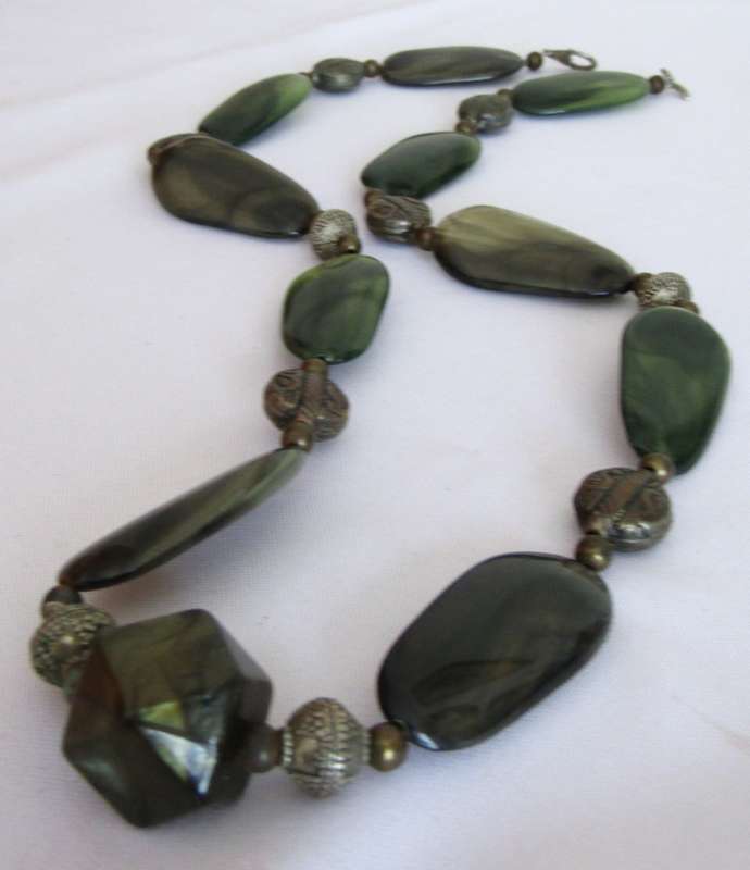 Vintage chunky green and brass tone beaded necklace